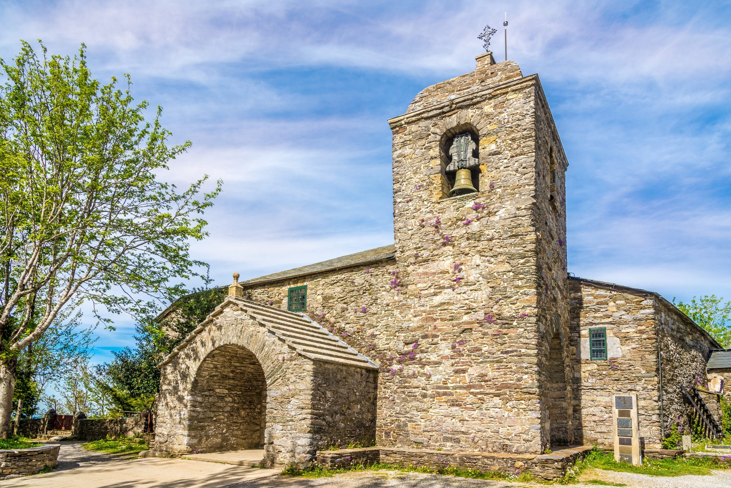 iglesia santa maria la real o cebreiro